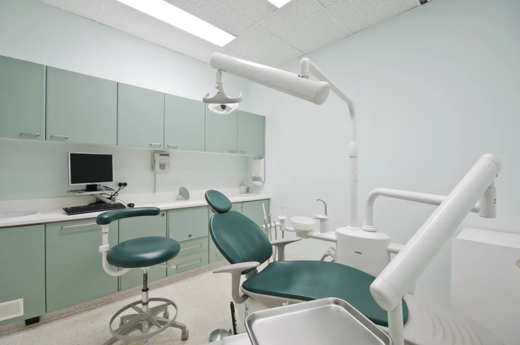 Cabinet dentaire propre et désinfecté, environnement sain pour les patients