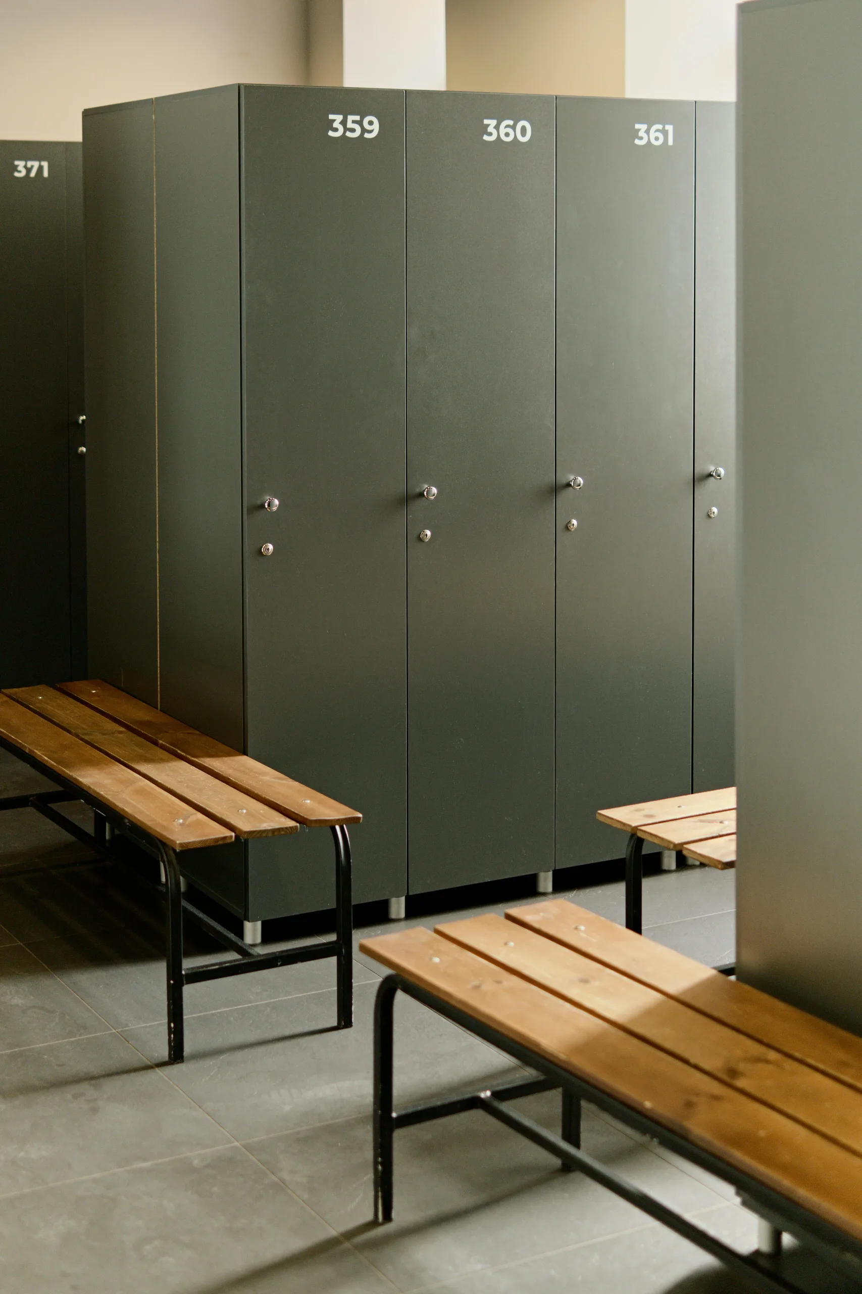 Nettoyage des vestiaires sportifs par les équipes de Presta Net en Normandie
